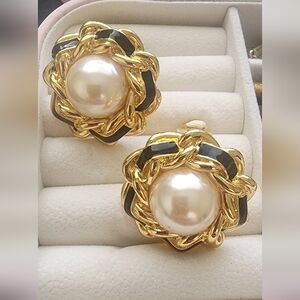 Elegant Gold Tone and Black Pearl Earrings